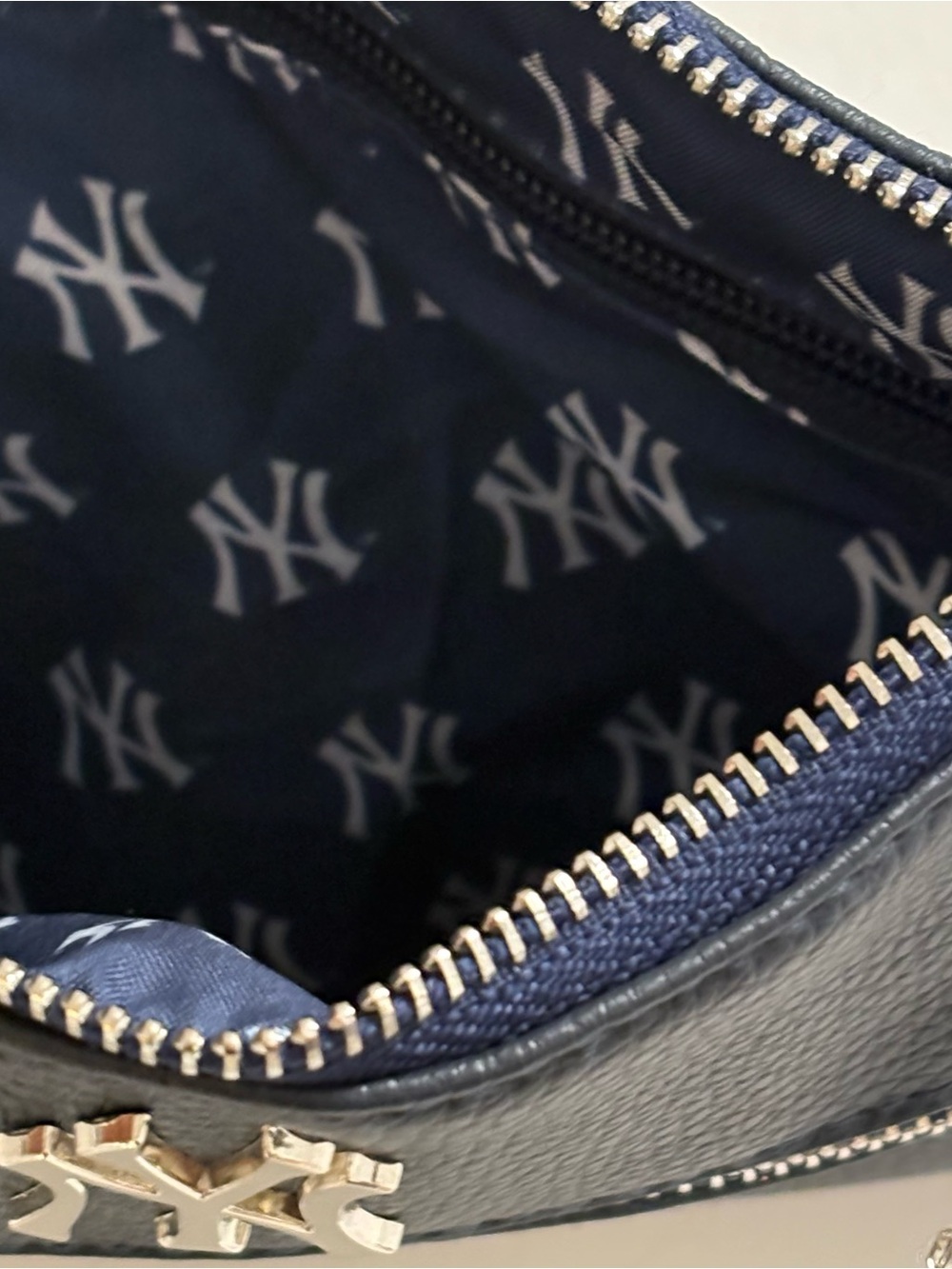 Yankees Crossbody Bag w/ An Added Bag Charm - Picture 5 of 7